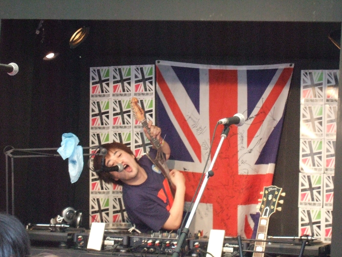 ブリティッシュ・カウンシルのブースではイギリスのアーティストがアコースティック・ライブをすることがよくあります。空き時間にはディスク・ジョッキーが曲を流しています。模造ギターでエアギターのようなことをするディスク・ジョッキー。 