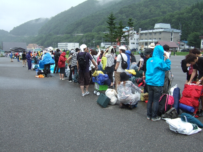 前夜祭の正午前。一時雨が降りました。リストバンド交換所に並ぶ列。毎年数百メートルになります。 