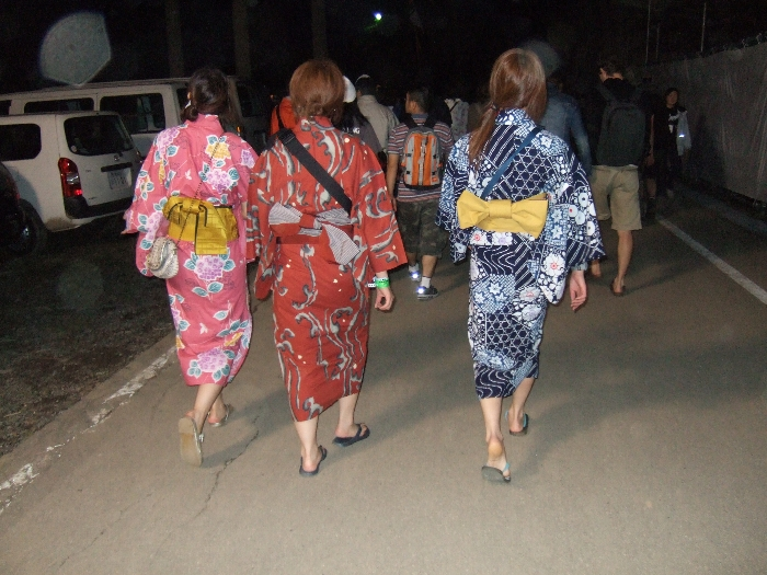 前夜祭に向かう浴衣姿の人。