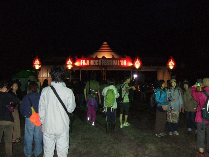 前夜祭は午後6時開場。前夜祭は無料なのでリストバンドのチェックはありません。