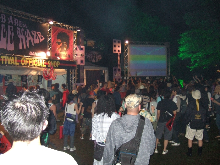 パープルヘイズ前で踊る人。