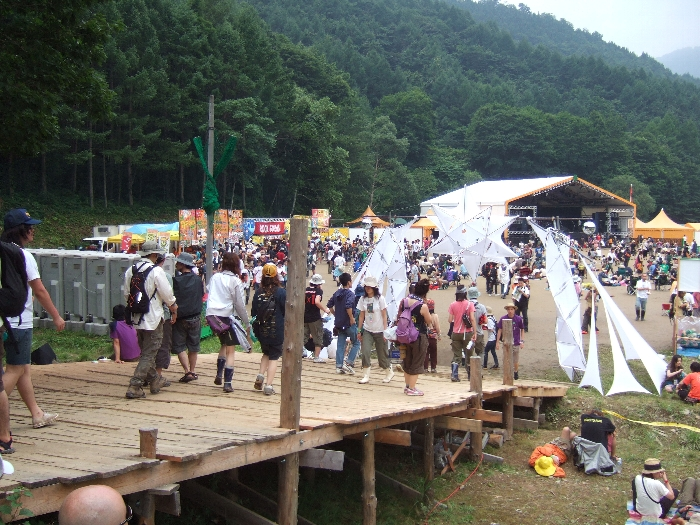 入り口とステージ。フィールド・オブ・ヘブンよりも広い。