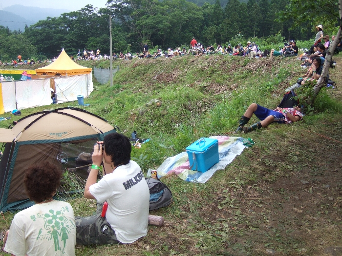 オレンジ・コートの外周は浅貝川の土手になっています。