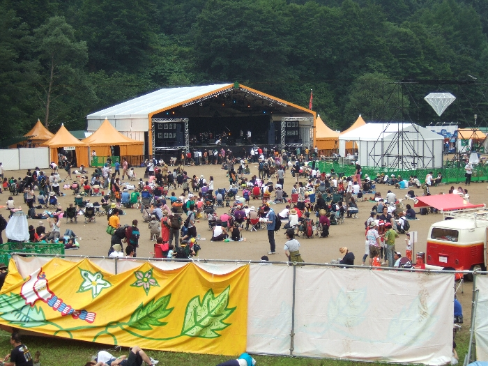 外周から見えるステージ。