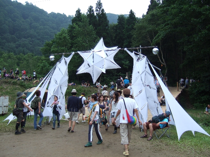 ステージ側から見た入り口。夜は照明で照らされます。