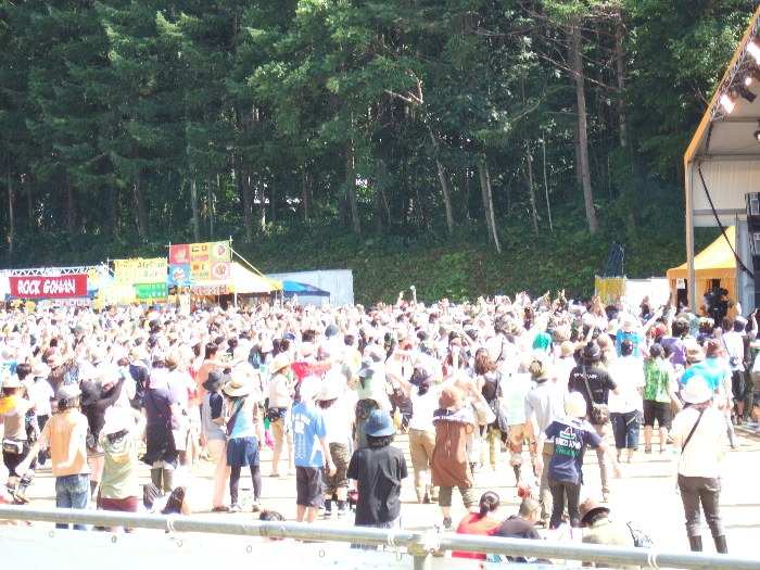 ステージの横から。