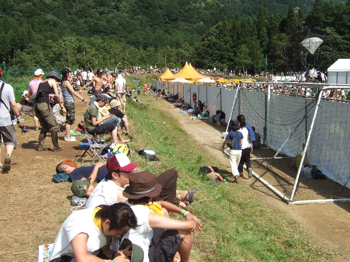 オート・キャンプ場入り口から。オレンジ・コートはもともとサッカー場なのでサッカーゴールが置いてあります。