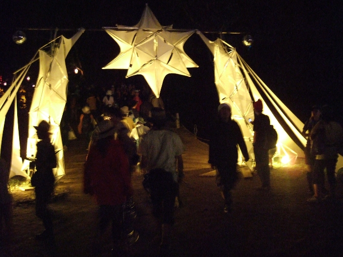 夜のオレンジ・コート入り口。