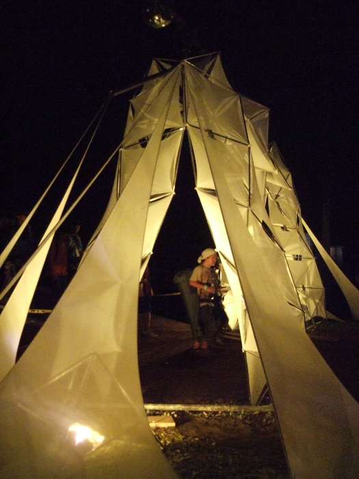 入り口の内側から光が出ています。 