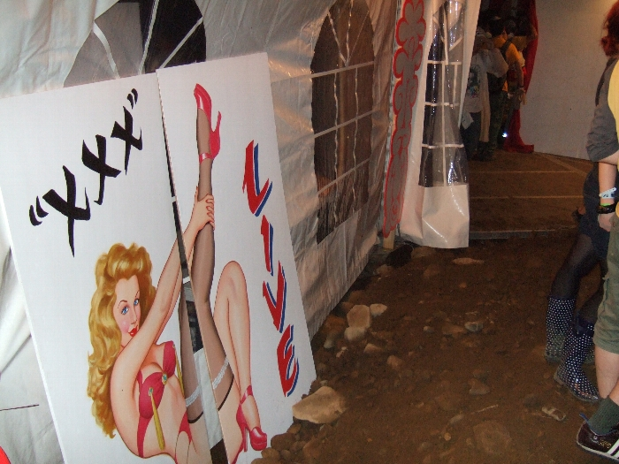 のぞき穴からストリップが見られる場所。右側の奥にあります。