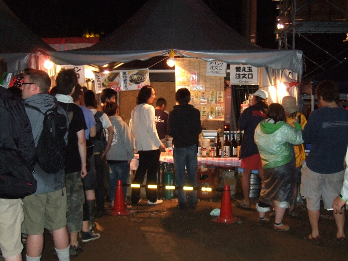 入り口近くにある博多ラーメン屋。博多ラーメンなので替え玉ができます。 