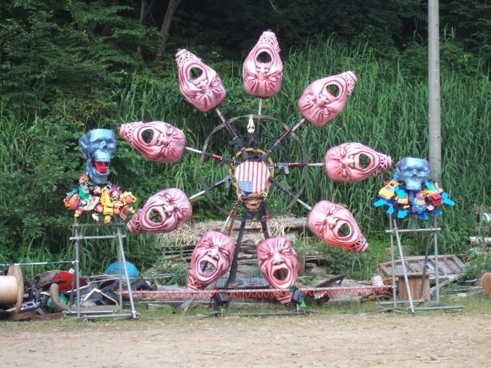 オブジェその3。昼と夜では受けるイメージがまったく違います。