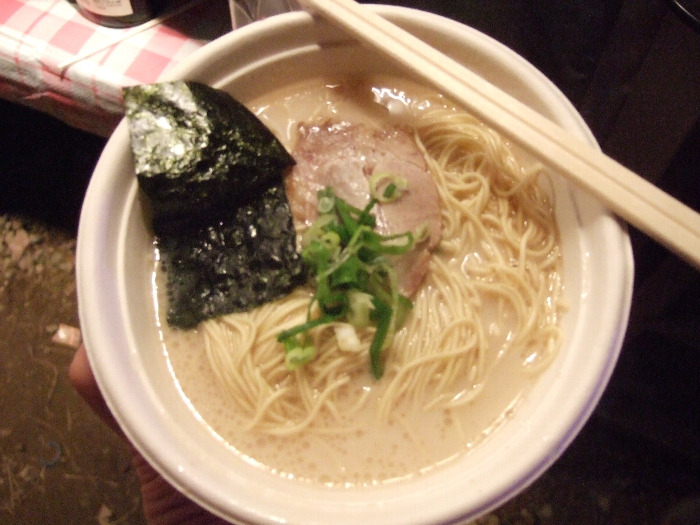 パレス・オブ・ワンダーの博多白天。博多ラーメンなので、細麺でとんこつ、替え玉もできます。替え玉すれば会場内のラーメンより得する気がします。 