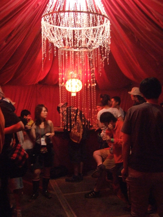 内部の照明はこれくらいしかありません。 