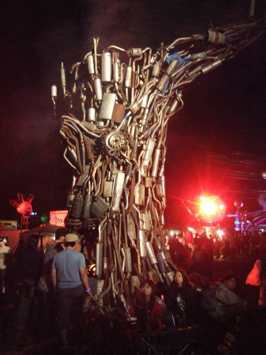 毎年設置されているマフラーの暖炉。