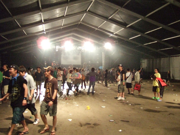 レッドマーキーは屋根があり、ライブハウス型のステージです。都市部にあるライブハウス以上の収容能力があると思われます。