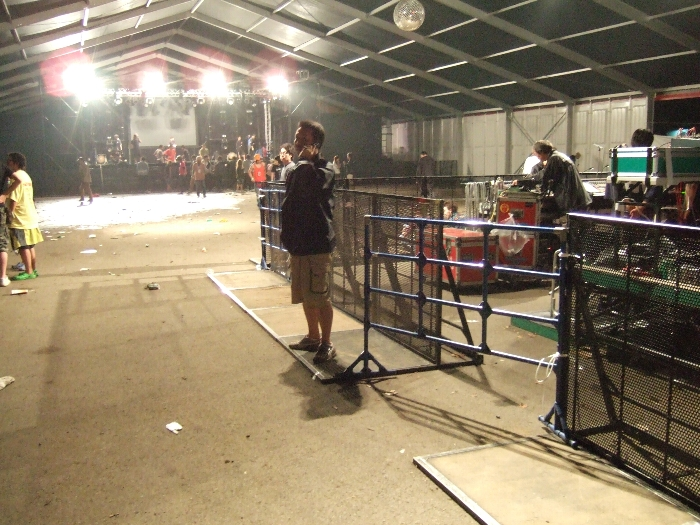 レッドマーキーは人がほとんどいない写真を撮るのが難しい。1、2、3日目は夜中も公演が続くため、ずっと人がいる状態です。