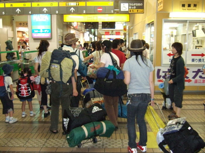 越後湯沢駅改札口。新幹線が到着するたびにカートを引く若い人が降りていきます。