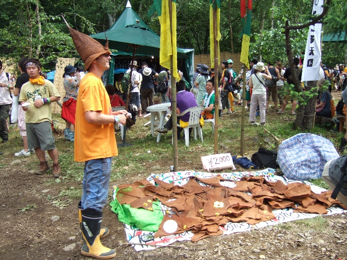 毎年同じ場所で帽子を売る人。 