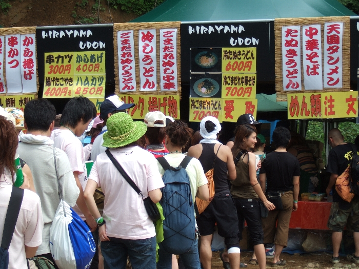 麺類、揚げ物が多い店。