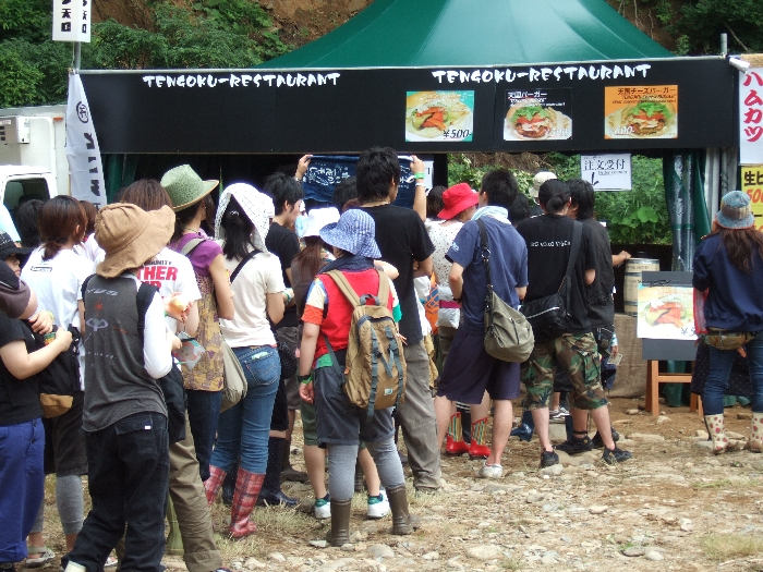 天国レストラン。天国バーガーと天国チーズバーガーは人気なので、注文と受け取りが別の列になっています。