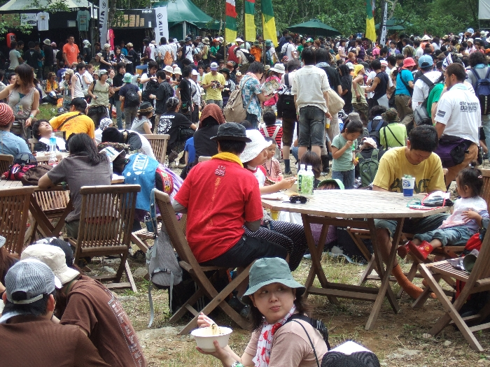 ところ天国に机やいすはありますが、数は少ないので座れないと考えた方がよいでしょう。