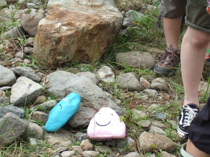 ところどころにある色を塗られた石。