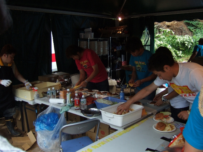 天国バーガーと天国チーズバーガーはチーズが入っているかどうかしか違わないので、流れ作業のようにできあがっていきます。