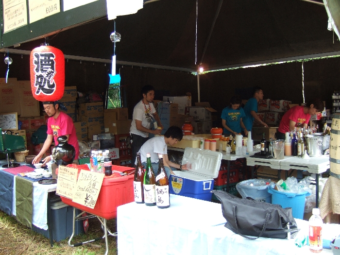 洋食ベース、洋酒ベースが多い中では、日本酒や酒のあてを売っている店。店といっても別店舗ではありません。