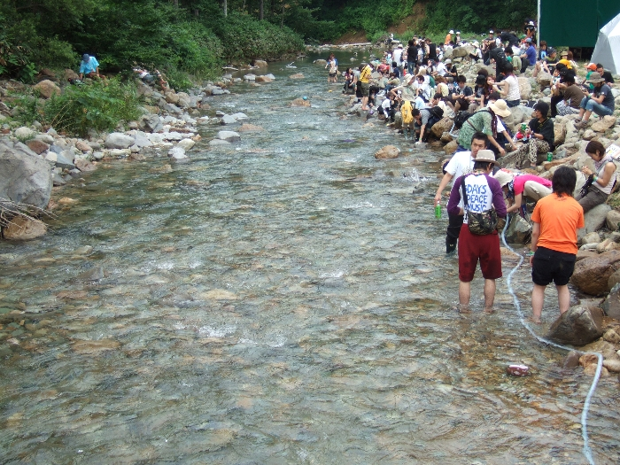 浅貝川下流。右側がところ天国、左側がホワイト・ステージ。