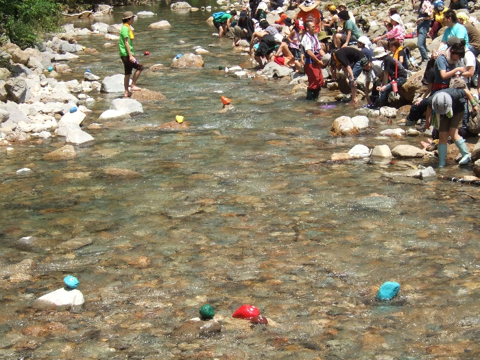 川の中にも外にも色つきの石。わざわざ見えるように置かれています。