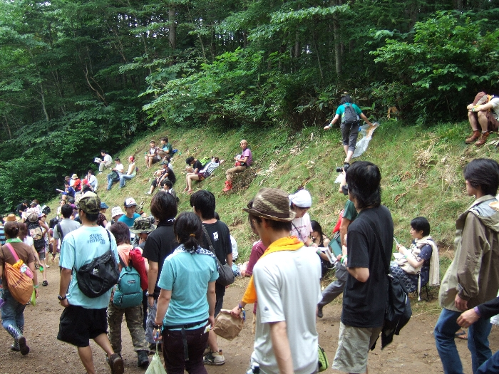 アバロン・フィールドを出て、ホワイト・ステージに向かう道。芝の斜面で休む人が多いところ。