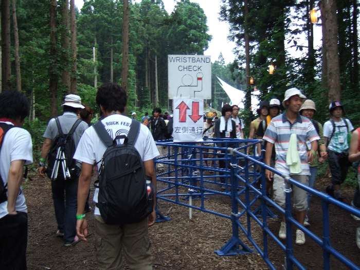 オレンジ・コートとフィールド・オブ・ヘブンの間の短い通路。ステージ間の距離は最も近いか。