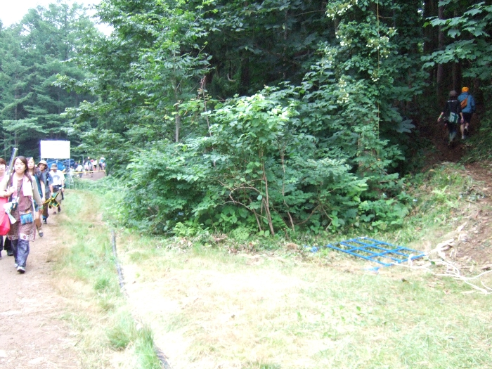 フィールド・オブ・ヘブンとアバロン・フィールドの間の通路。右は抜け道を通る人。