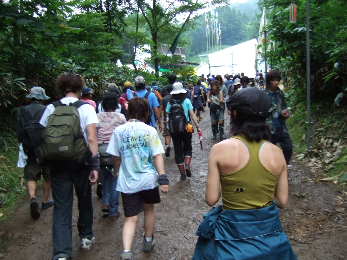 アバロン・フィールド近く。地面の乾きが遅いところで、雨が降るといつもきつい泥道になります。