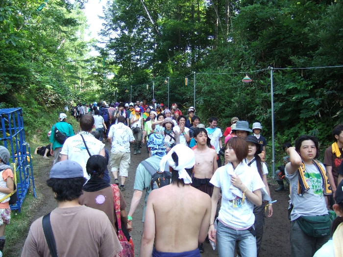 どこなのか不明。グリーン・ステージとホワイト・ステージの間ではないような気がします。