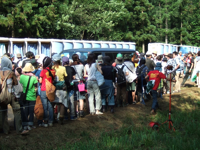 フィールド・オブ・ヘブン近くにあるトイレ。車も通るので、いつも危険な状態になっています。