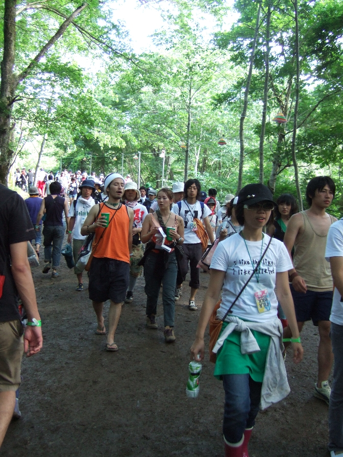 グリーン・ステージとホワイト・ステージの間か。手前がホワイト・ステージ、奥がグリーン・ステージのように見えます。