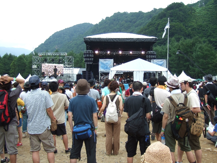 今年からステージの左に大型モニターが設置されました。