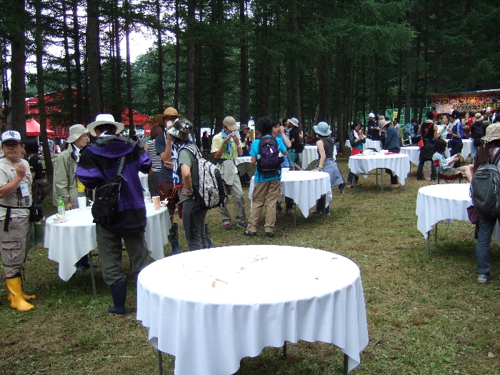 テーブルが用意されていますがいすはありません。昨年はいすがありました。昨年はテーブルにパラソルもついていました。パラソルは風が強いと危険で、雨が降ると濡れながら食事をするのも現実的でないと判断したのか、今年はありませんでした。 