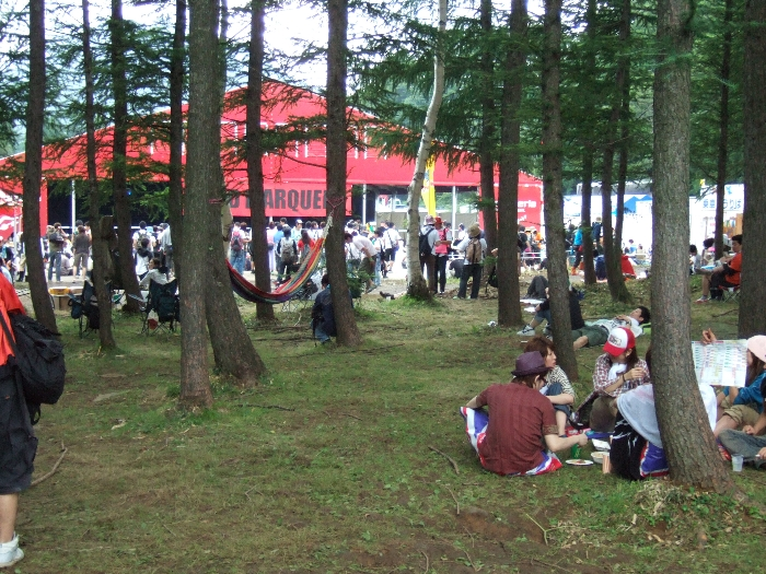 ワールドレストランとレッドマーキーの間は避暑地です。