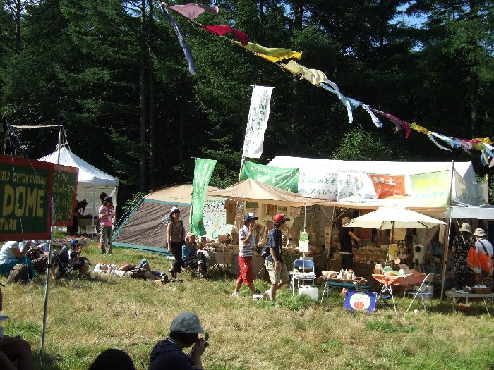 全体としては1つのテントの中で運営しています。