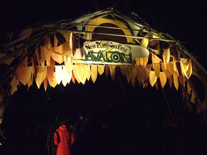 夜、ライトアップされたゲート。