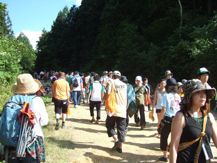 初日の午後3時20分ごろ。日陰がけっこう長い。