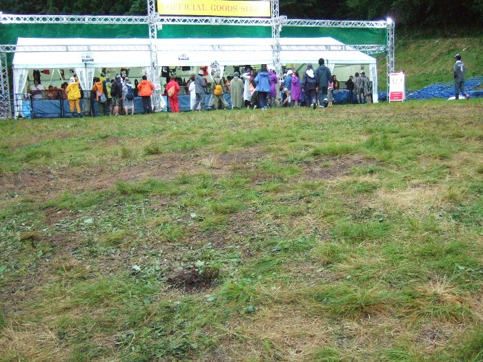 がらがらに空いている売り場。3日目午後6時。行列用のフェンスもありません。