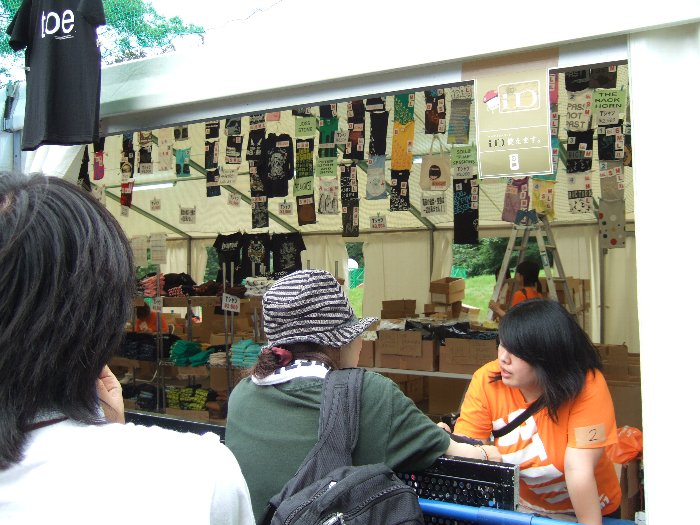 NTTドコモが運営するクレジット機能、IDの専用レーンの売り場ですが、そこに並ばなくても普通に行けるときもありました。