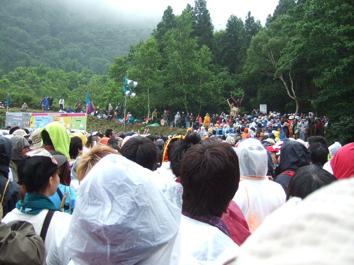 大渋滞するオレンジ・コートの入り口でパフォーマンス。