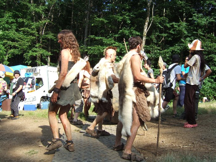 槍も弓矢も持っています。