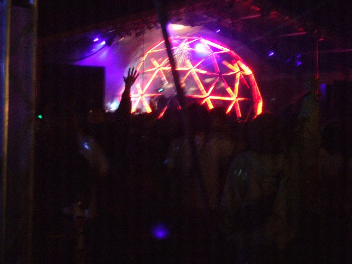 ステージの球体は骨組みの一つひとつが光ります。