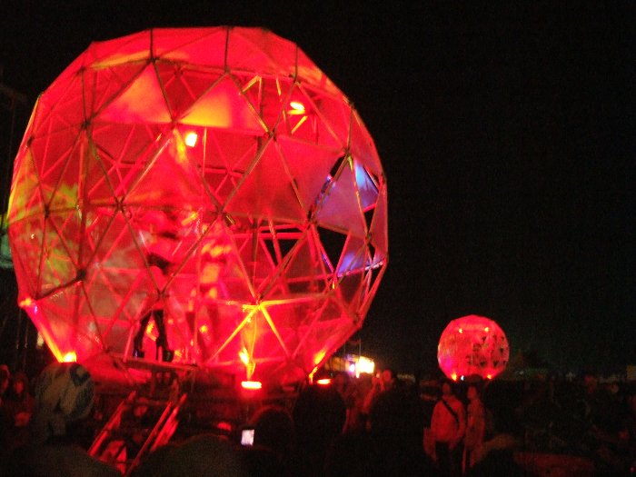 手前が左側、奥が右側。内部はジャングルジムのようになっており、女性がこの中でアクロバットな動きをします。 